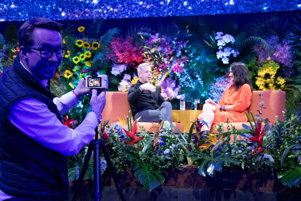 Daniel filmt das Interview auf der Bühne in Cancún