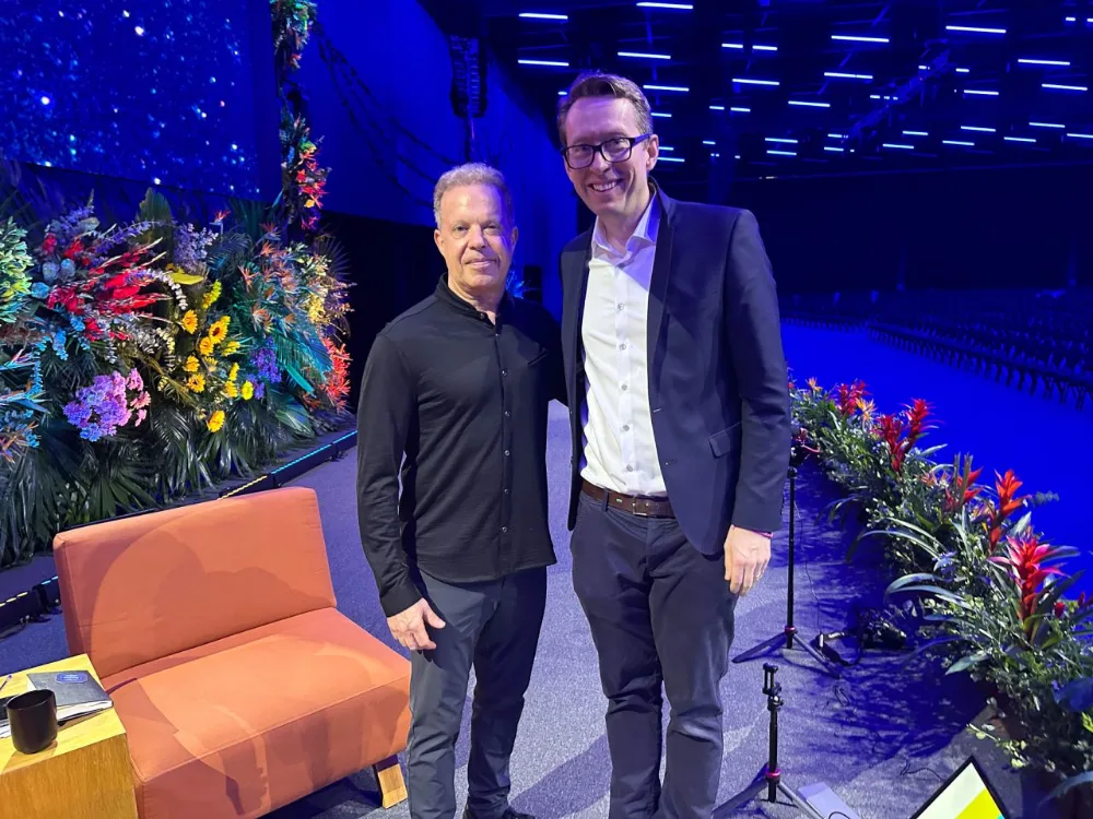 Daniel und Dr. Joe Dispenza auf der Bühne in Cancún